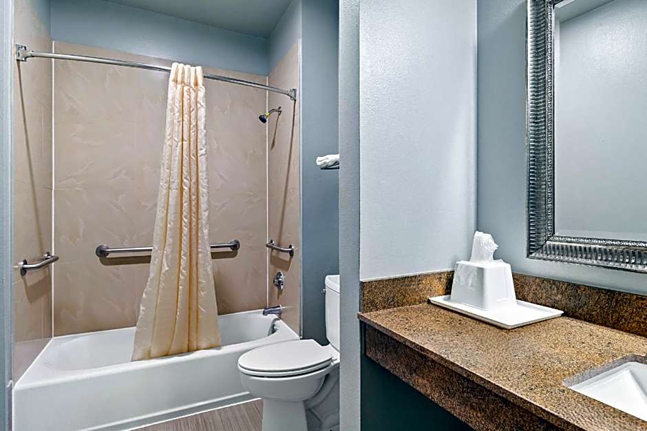 Econo Lodge Inn & Suites