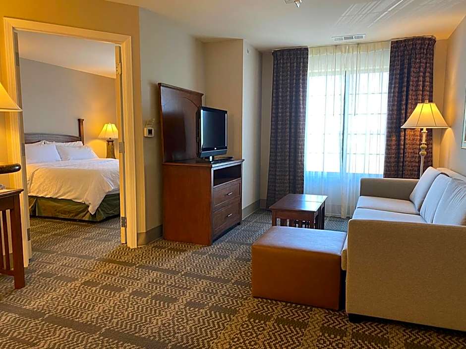 Staybridge Suites Milwaukee West-Oconomowoc