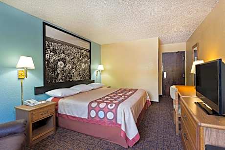 1 King Bed Non-Smoking