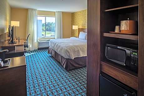 King Room with Adapted Tub - Mobility Accessible