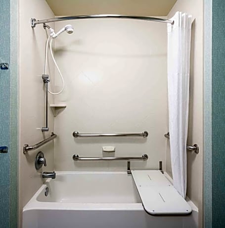 2 Queens Mobility/Hearing Access Tub Nosmok