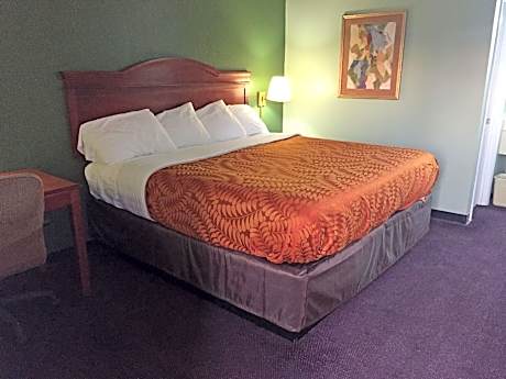 1 King Bed Non-Smoking
