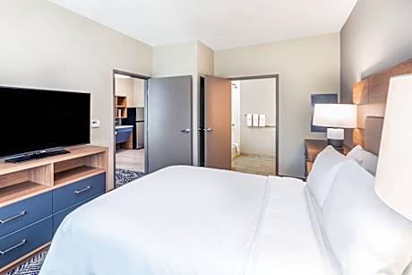 1 Queen 1 Bedroom Ste Mobil Access Tub