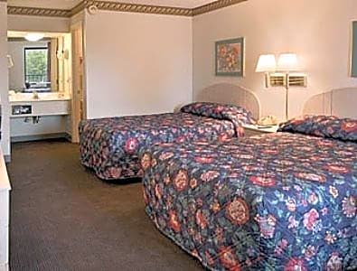 Days Inn by Wyndham Hendersonville
