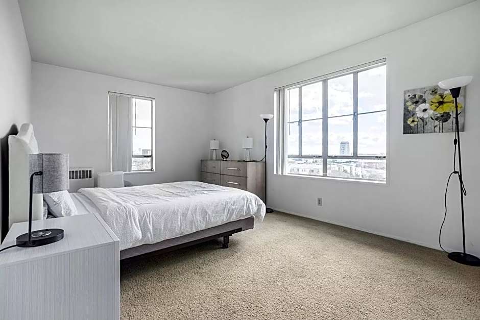 Spacious 2 Bedroom 2 Bathroom Unit Great Location