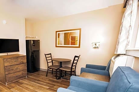 Queen Suite with Two Queen Beds - Smoking