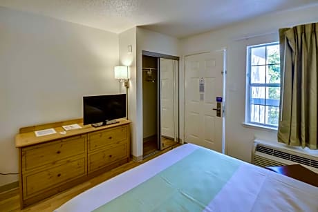 Queen Room - Disability Access - Non-Smoking