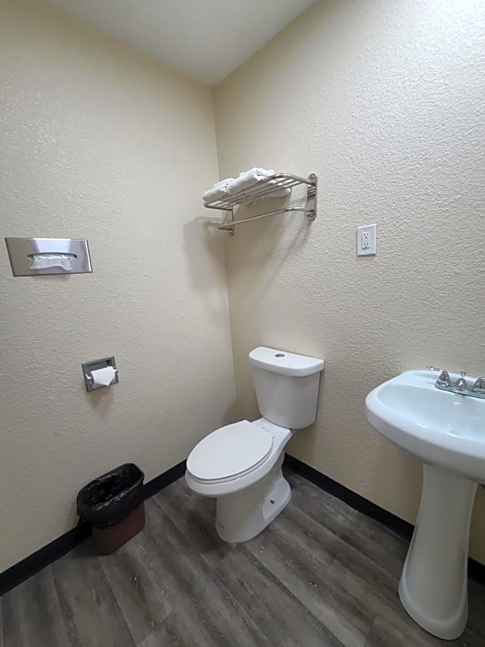 Majestic Inn & Suites