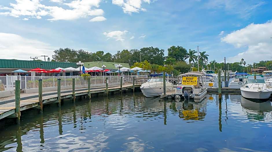 Waterfront Room, Heated Pool, Tiki Bar & Grill