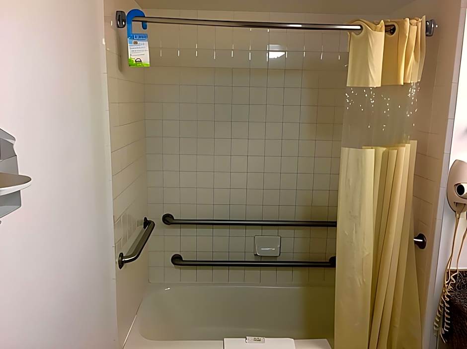 Days Inn & Suites by Wyndham Mobile