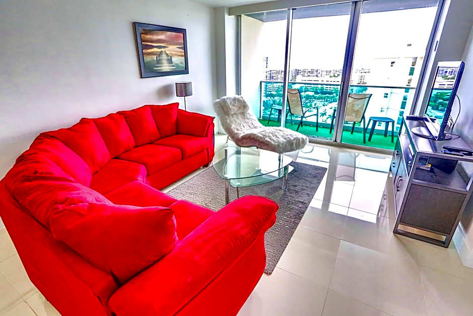 Beautiful penthouse condo with stunning views of both ocean and city