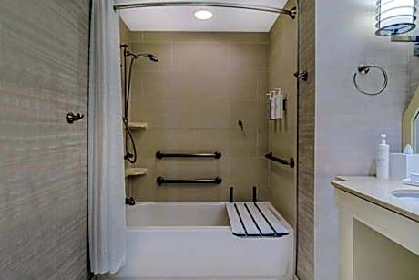 1Kg 1Bdrm Crnr Ste Mobility Access Tub No Smk