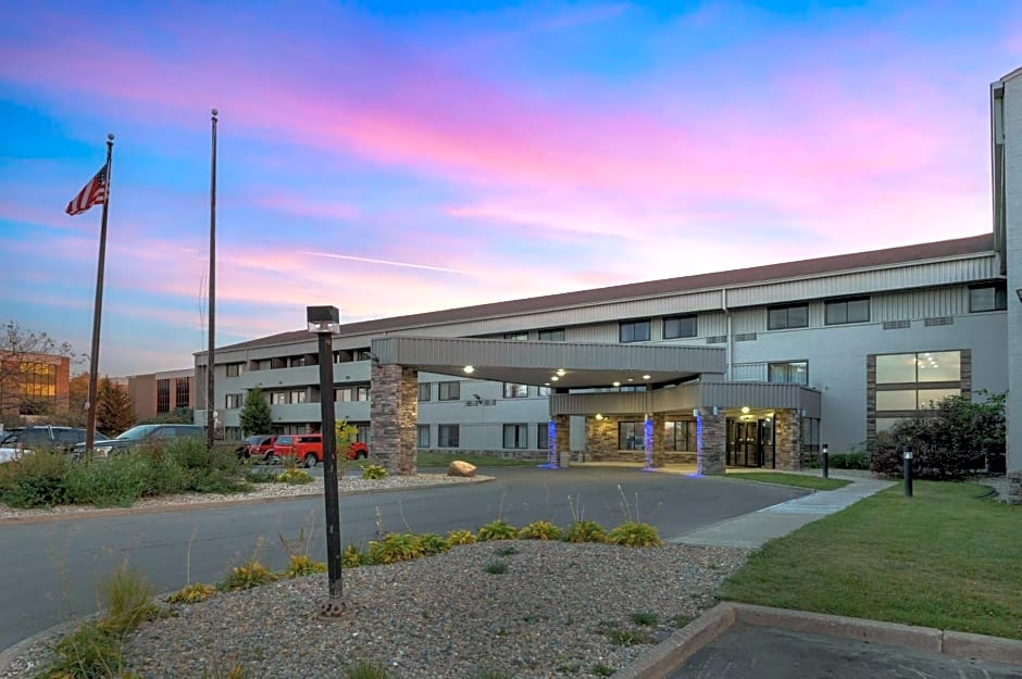 Comfort Inn & Suites North At The Pyramids