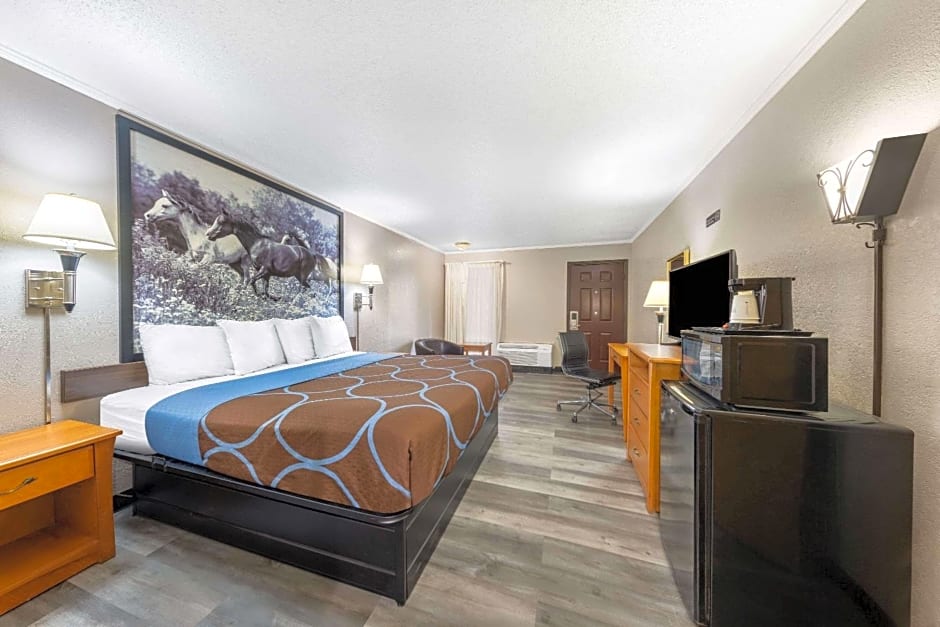 Super 8 by Wyndham Kansas City Airport North