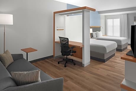 Queen Studio with Sofa Bed and Adapted Tub - Mobility and Hearing Accessible
