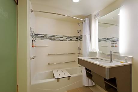 2 Double Beds Standard Comm Access Tub