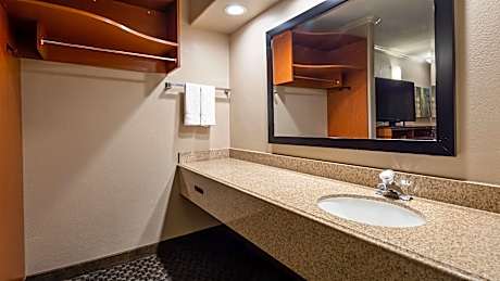 1 King Bed Non-Smoking Business Plus Room Microwave And Refrigerator High Speed Internet Access Con