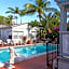 Richard's Motel Courtyard