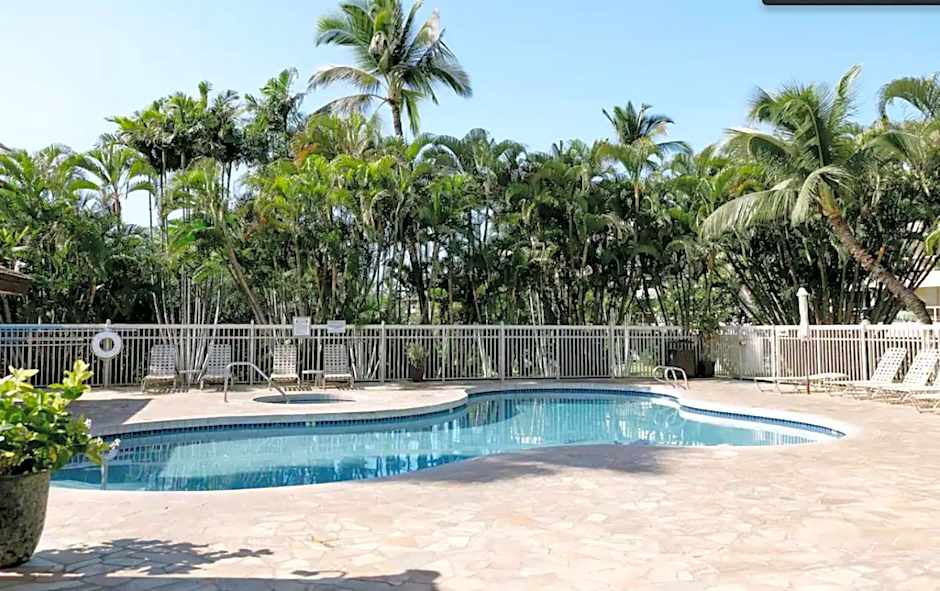 Renovated & Walkable to Beaches, Shops & Dining!