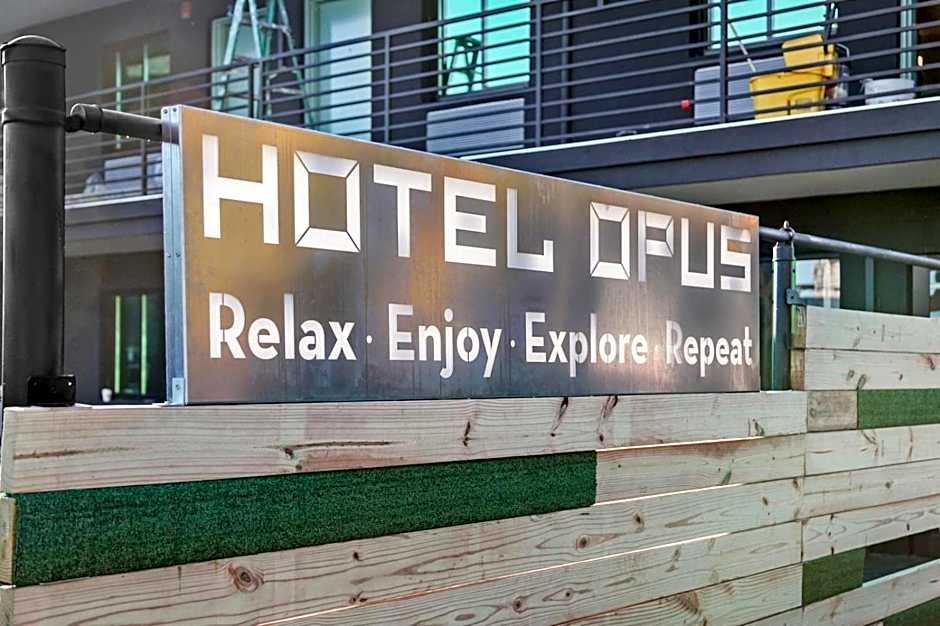 Hotel OPUS Bronx Near Bay Plaza Mall