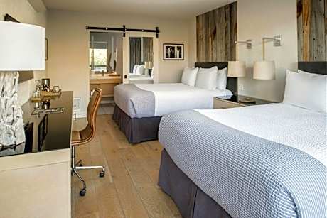 Guest Room, 2 Queen Beds, Pool View