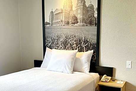 Queen Room - Mobility Access/Non-Smoking