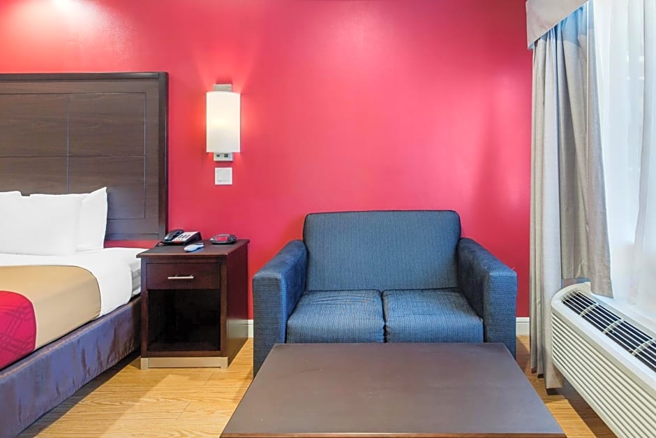 Econo Lodge Inn & Suites