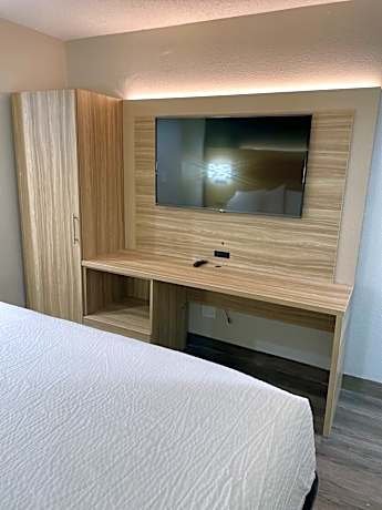 1 King Bed Mobility/Hearing Impaired Accessible Non-Smoking