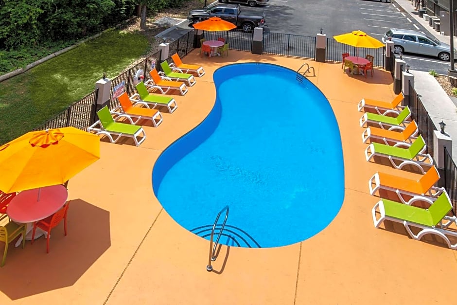 Super 8 by Wyndham Pigeon Forge Dollywood Lane