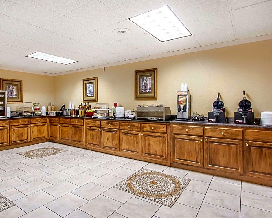 Clarion Inn & Suites University Center