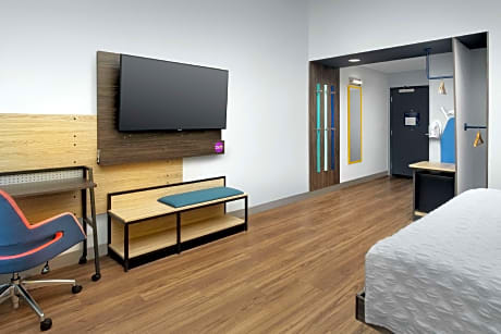 1 King Hearing Accessible Room