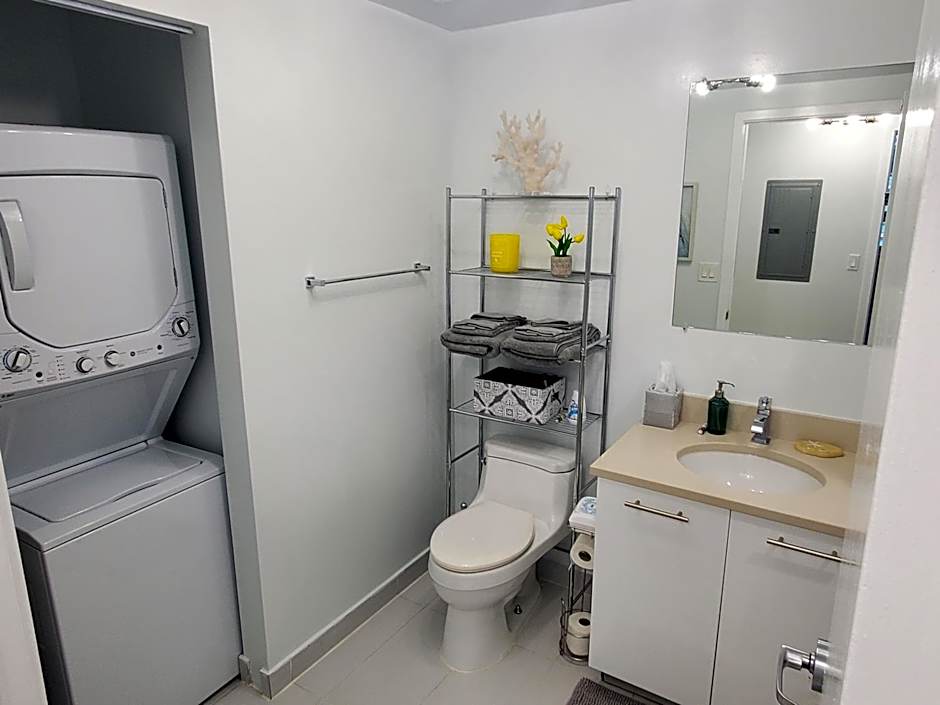 Spacious 2BD 2BTH at Midblock