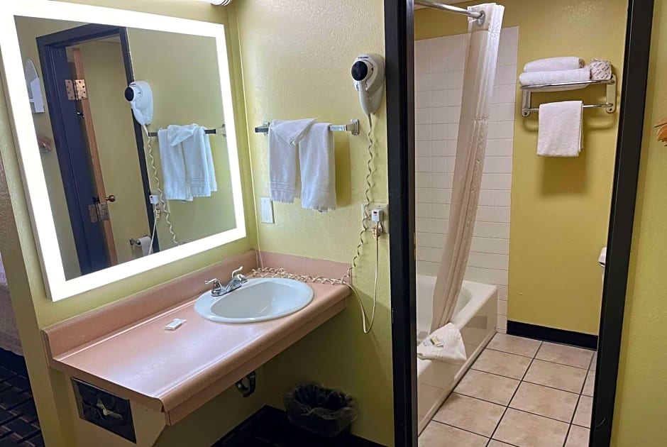 Days Inn by Wyndham Park City Kansas