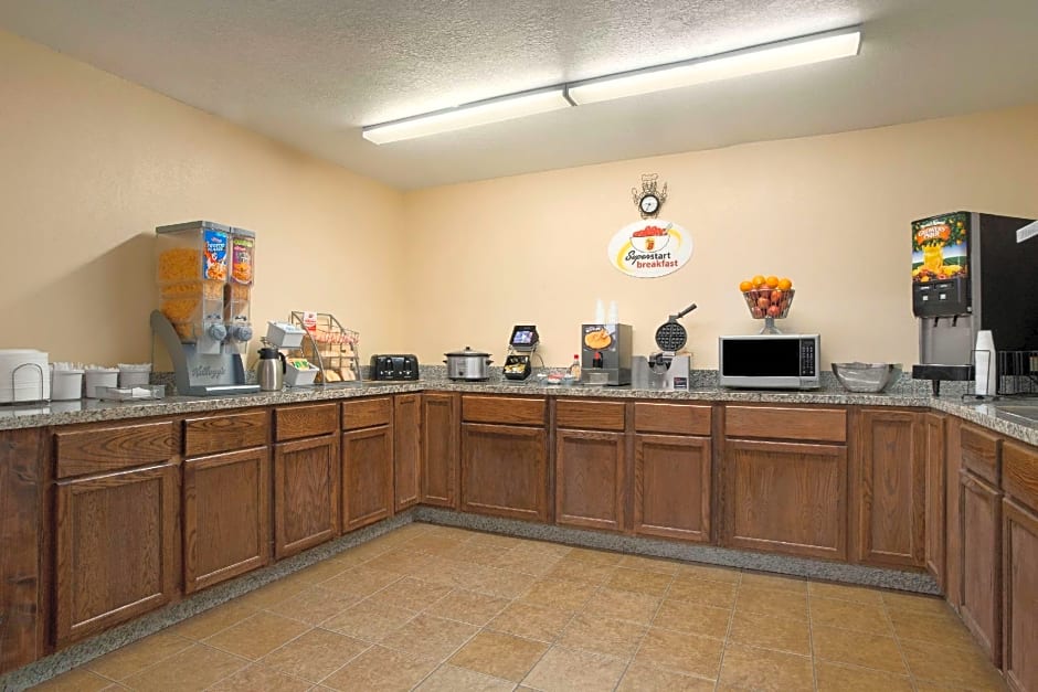 Super 8 by Wyndham Cedar Rapids