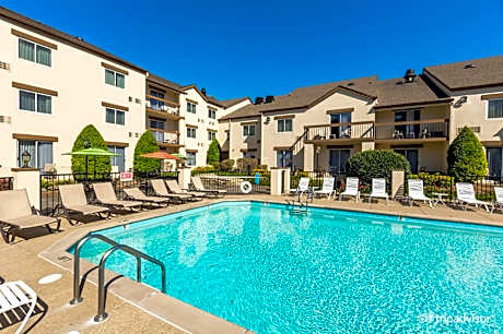 Club Hotel Nashville Inn & Suites