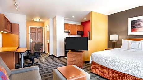 STUDIO Accessible-Queen Size Bed