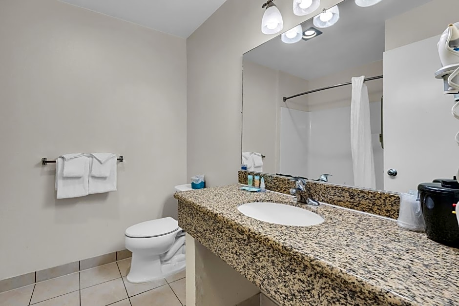 Econo Lodge Bay Breeze
