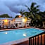 Richard's Motel Courtyard