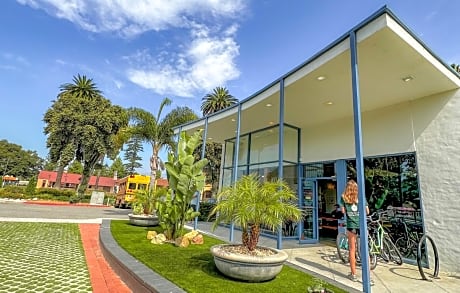 ITH Santa Barbara Beach Hostel