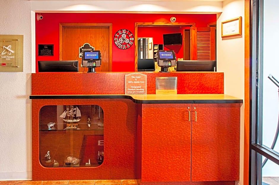 Econo Lodge On The Bay