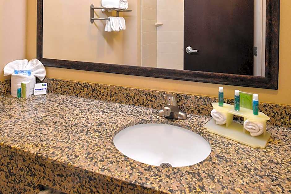 Holiday Inn Express & Suites Fairmont