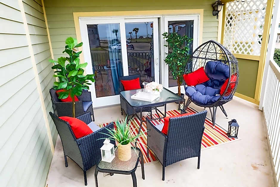 Crimson Beach Escape Ocean View-HotTub -Pool-LongStay - 1 Queen Bedroom plus Alcove bunk Beds and a Sofa