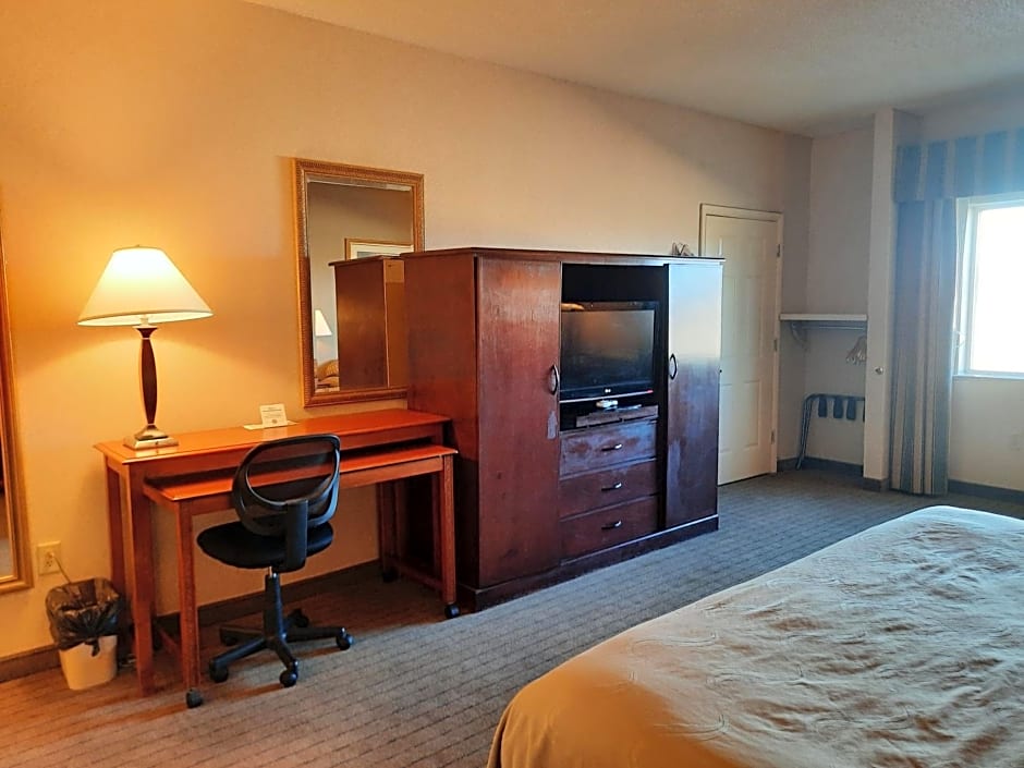 Quality Inn & Suites Grants - I-40