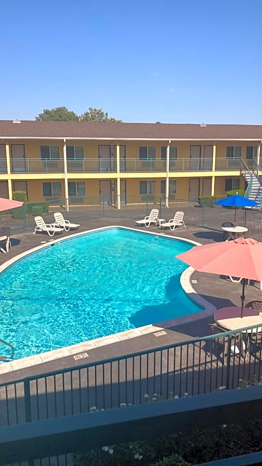 Quality Inn & Suites near Downtown Bakersfield
