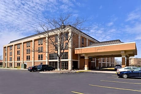 Quality Inn & Suites Matteson near I-57