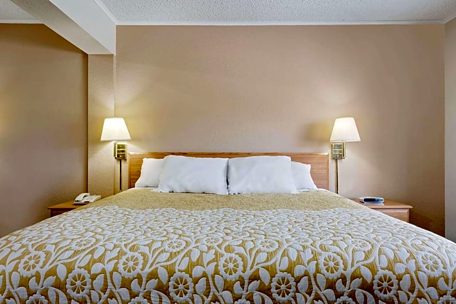 Days Inn by Wyndham Fairmont