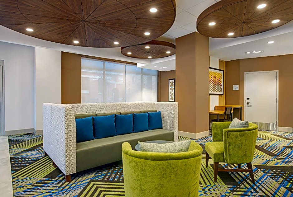 Holiday Inn Express Milwaukee Downtown