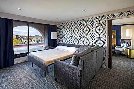 Suite Accessible King Size Bed