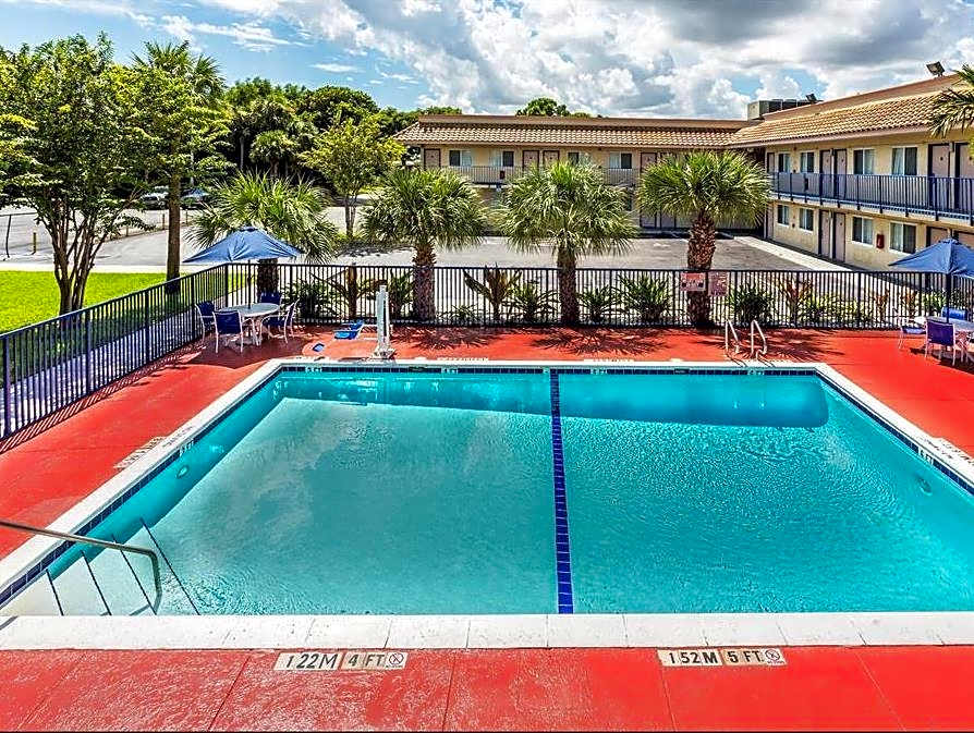 Motel 6 Riviera Beach FL
