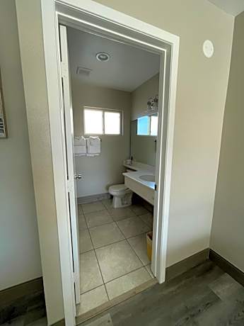 Queen Room - Disability Access Nonsmoking